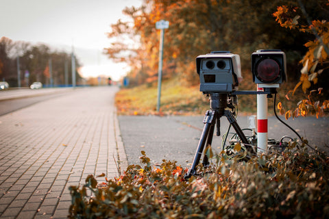 how does police radar know which car is speeding